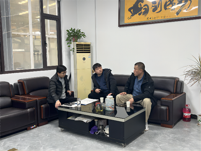 周經理與前來考察合作的客戶溝通成人抖音91视频方案