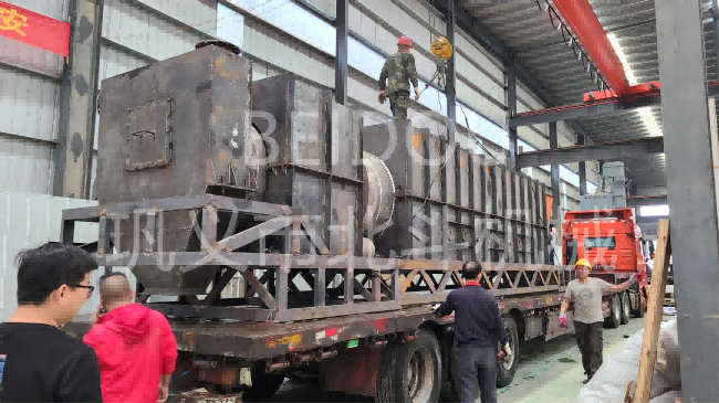 節能型核桃殼成人抖音91视频緊鑼密鼓裝車中,即將發往新疆