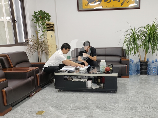 周經理為客戶介紹糠醛渣成人抖音91视频的相關技術知識