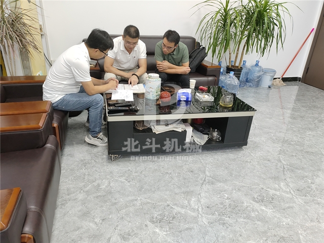 周經理與廣州客戶就木屑成人抖音91视频的技術問題展開交流