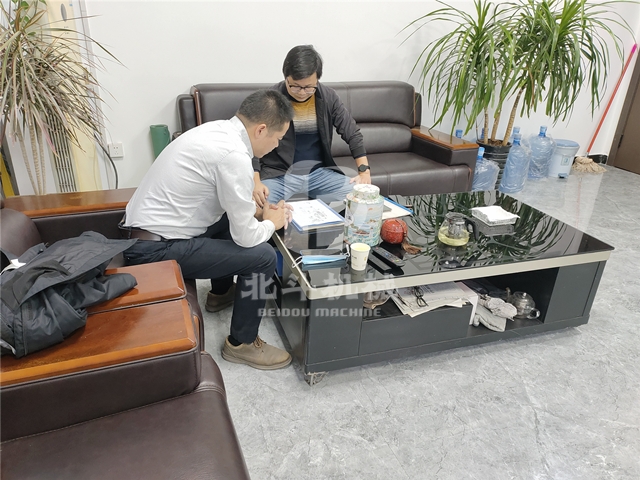 蘇州客戶和技術人員正在討論怎樣更好地使用木材成人抖音91视频