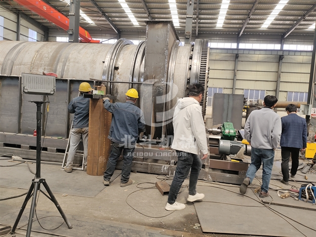 廣東客戶帶著濃厚的興趣深入考察鋸末成人抖音91视频製造車間